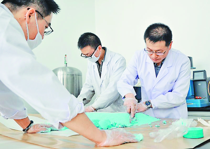 【航天膠粘劑】爲航天器裝上堅固“韌帶”—走進省科學院石油化學研究院